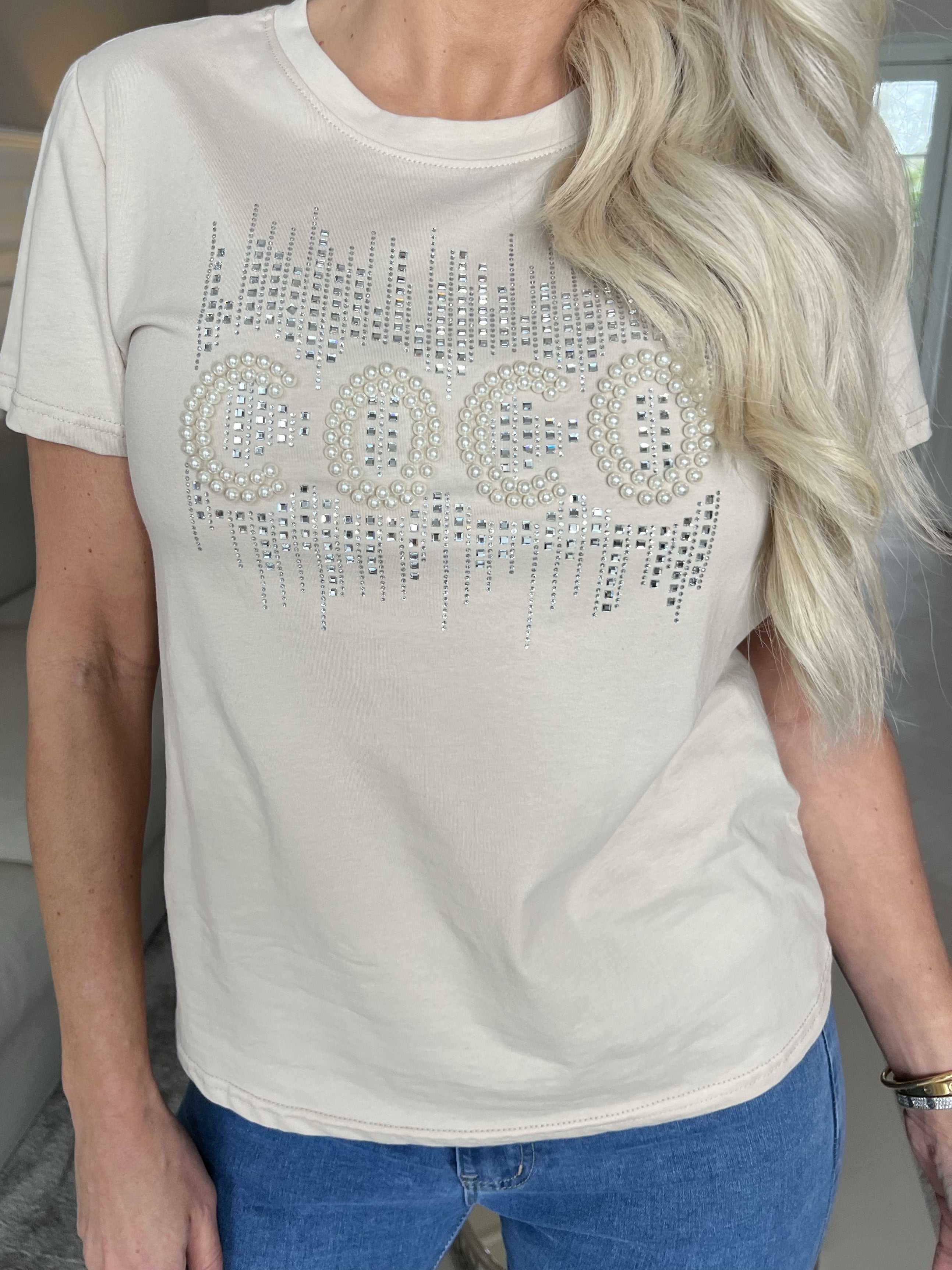 Coco - T-shirt med pärlor och mockakant på bröstet